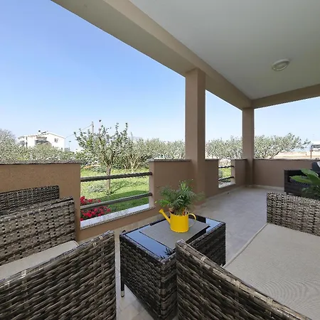 Lili Sa Privatnim Parkingom Apartamento *